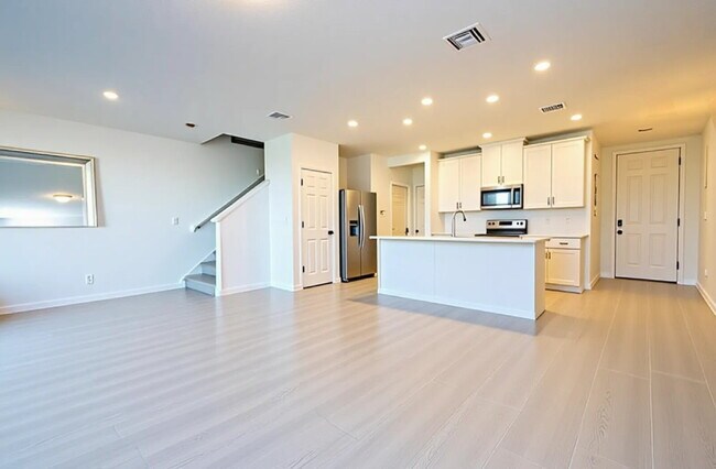 Foto del edificio - "Charming 3-Bed Townhouse in St. Cloud with Spacious 1,560 Sq Ft Layout and Modern Comforts!"