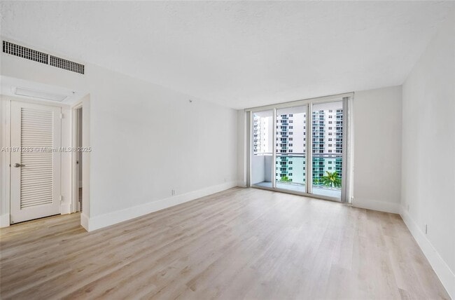 Foto del edificio - 3000 S Ocean Dr