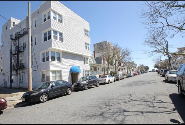 Building Photo - Studio, 1 bathroom apartment ready for mov...