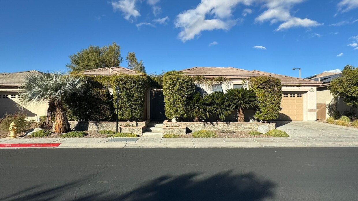 Foto principal - Summerlin 3 bdrm plus casita pool & Spa