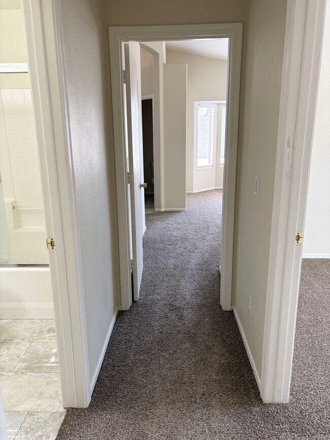 Foto del edificio - **COZY 3 BEDROOM/2 BTHROOM/2 CAR GARAGE HO...