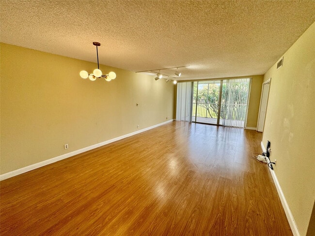 Building Photo - 3351 S Palm Aire Dr