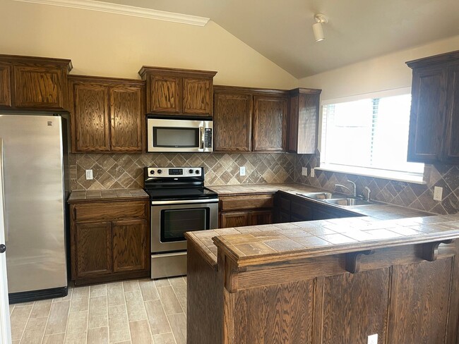 Building Photo - 3 bed 2 bath with storm shelter in Moore S...