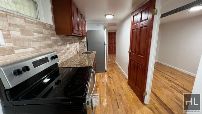 Foto del edificio - NEWLY RENOVATED 2 BEDROOMS BASEMENT EAST 3...