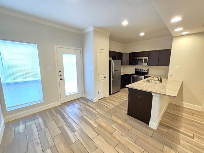 Foto del edificio - 6403 Melanzane Ave