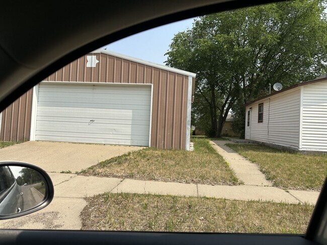 Foto del edificio - 2 Bed, 1 Bath Single Family Home with 2 Ca...