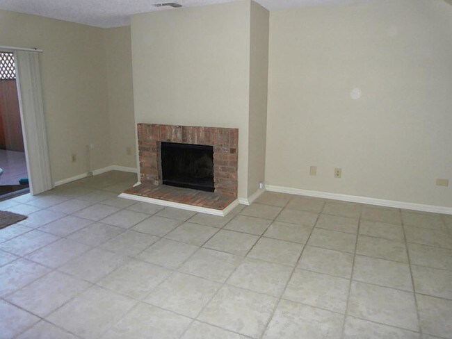 Building Photo - 946 Memorial Village Dr