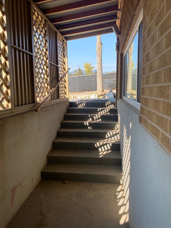 Walk Out Lower - 395 Cloverdale Rd