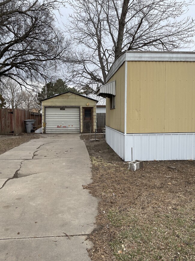 Building Photo - 201 E 5th St