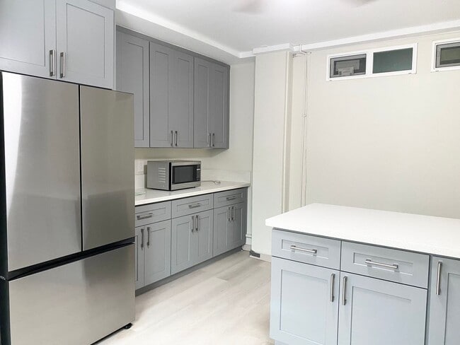 Building Photo - Moanalua Valley - 2 bedroom 1 bath 1 parki...