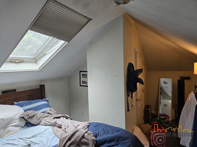 Foto del edificio - Large Duplex - Off-Street Parking - Centra...