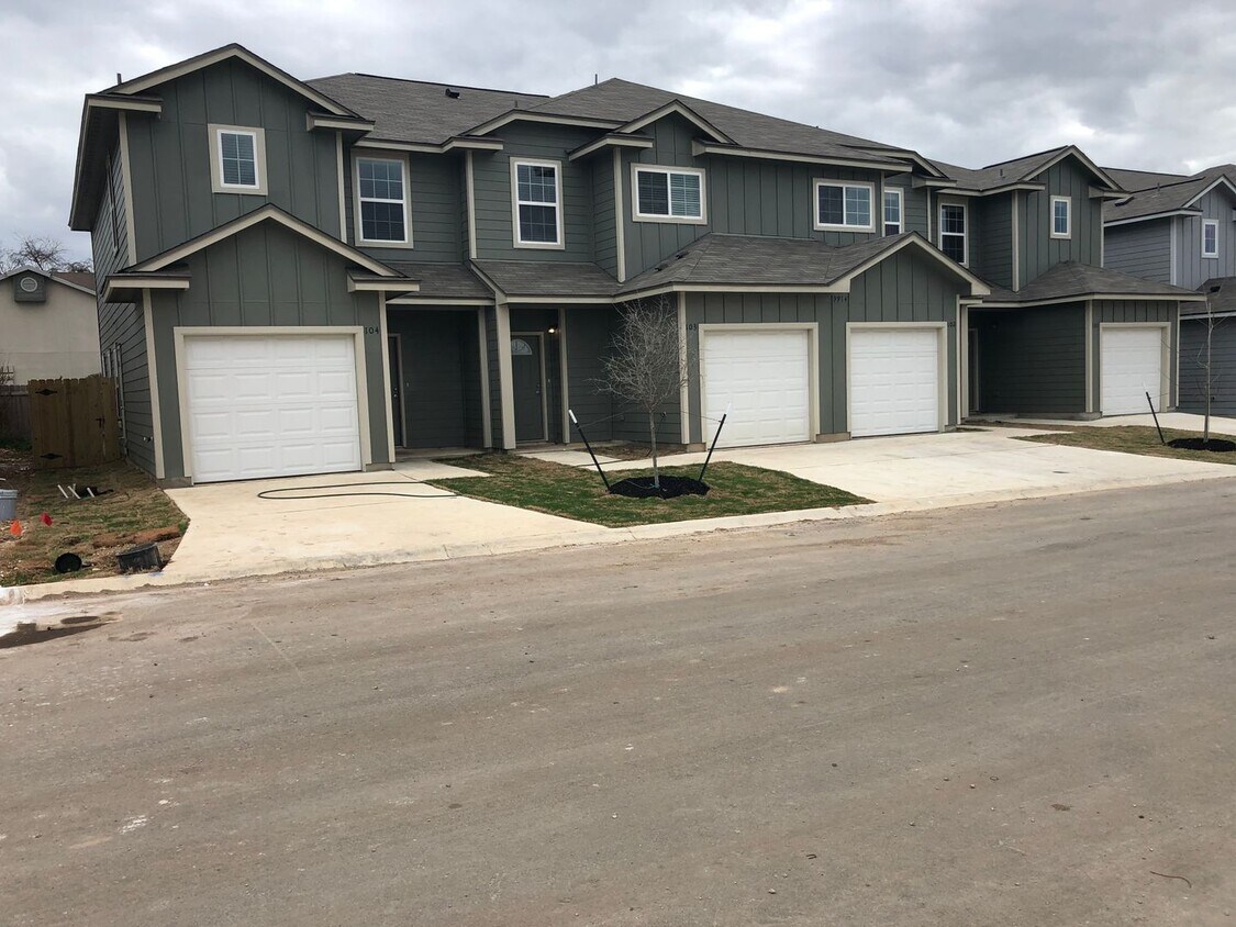 Foto principal - Town home for rent