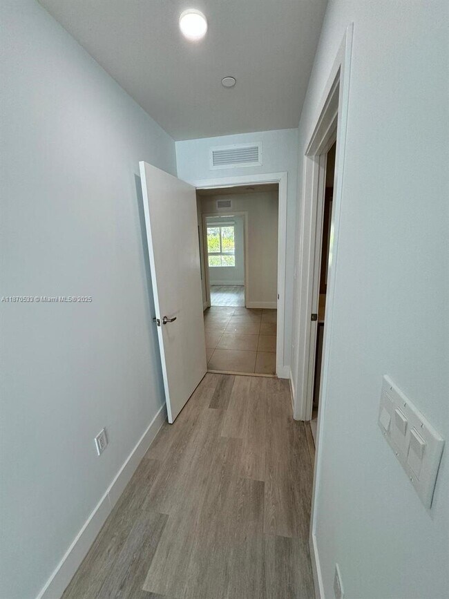 Foto del edificio - 2555 NE 193rd St