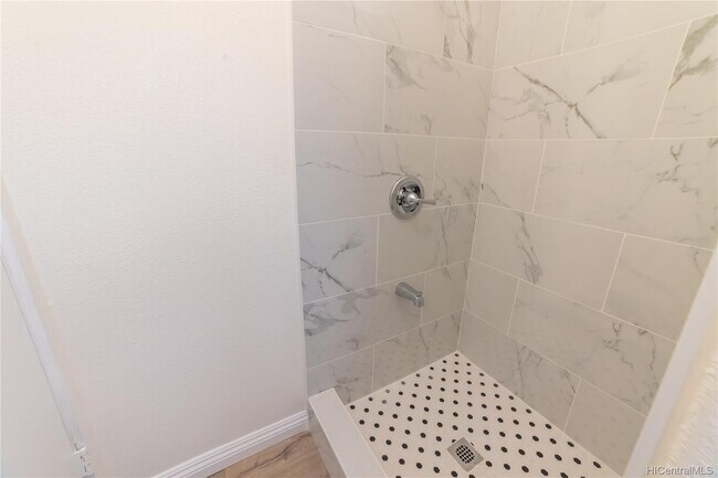 Baño completo en la planta baja - 91-756 Oneula Pl