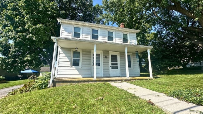 Building Photo - 1404 E Newport Rd