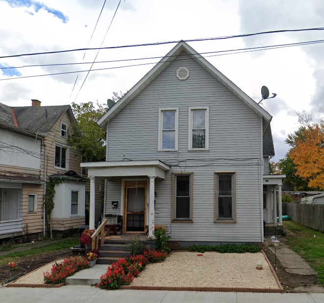 Foto principal - 453 E 8th St