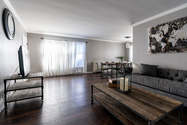 Building Photo - Charming 1BR Duplex in Los Angeles | Mirac...