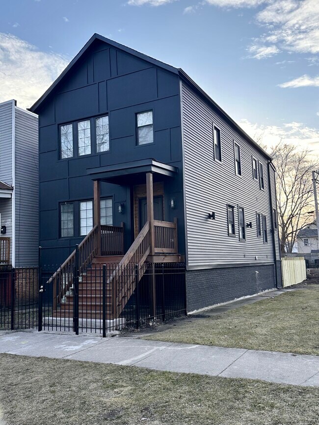 Building Photo - 4162 S Wells St