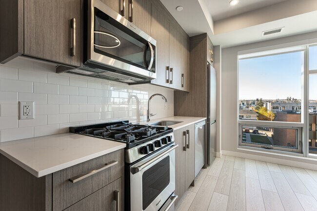 Photo du bâtiment - 110-18A 18a St NW