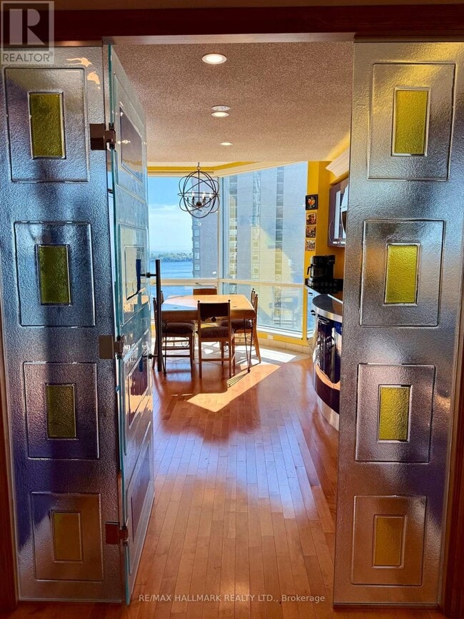 Building Photo - 10 Queens Quay W