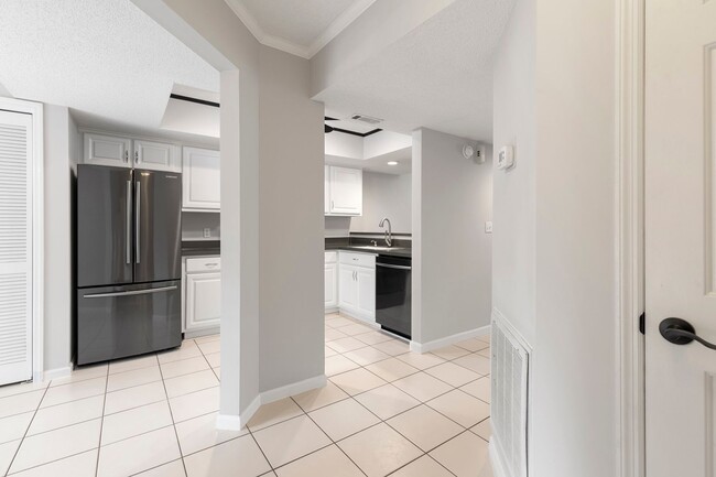 Building Photo - Stunning and Spacious 3 Bedroom, 2.5 Bath,...