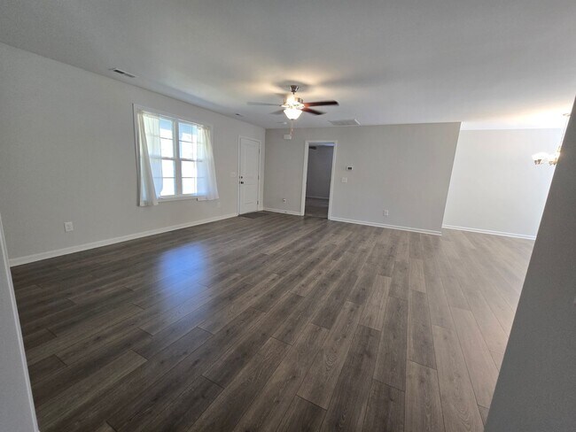 Building Photo - New Listing