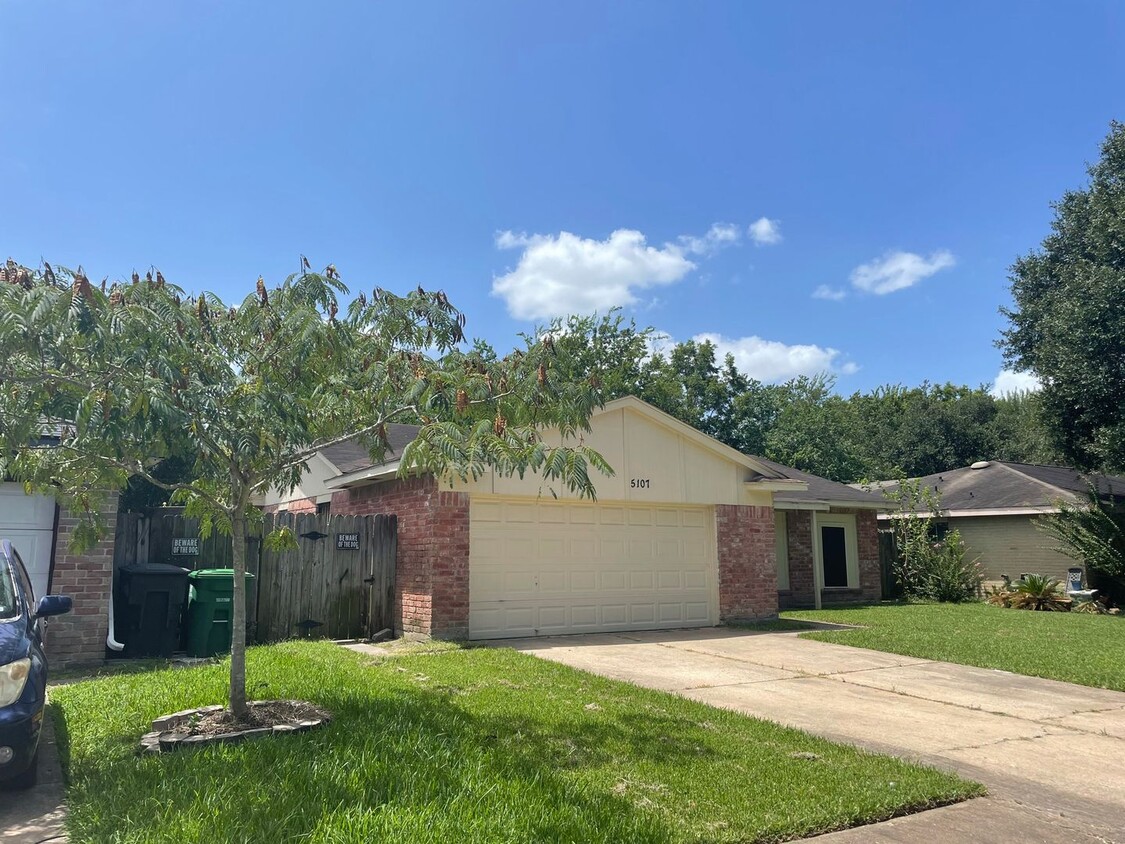 Foto principal - 3 bedroom / 2bath home in Southwest Houston.