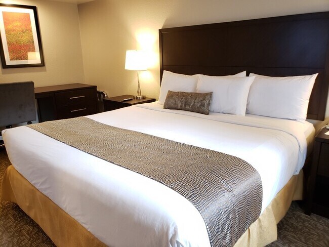 King Bed - 39150 Cedar Blvd