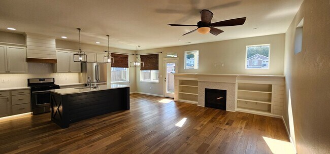 Building Photo - Spacious Bremerton Two-Story