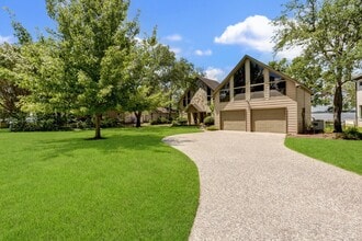Building Photo - 10045 Valley Dr S