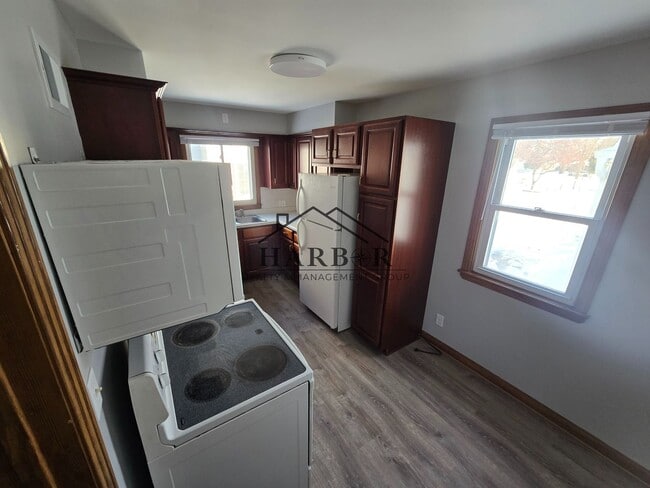 Building Photo - 1/2 Off first full month of rent!