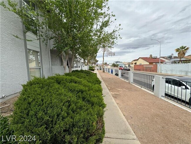 Foto del edificio - 2 BED 2 BATH CONDO MOVE IN READY!!