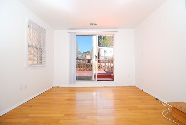 Foto del edificio - Sunny 1 BR w/ Lg Private Deck & Updated Fe...