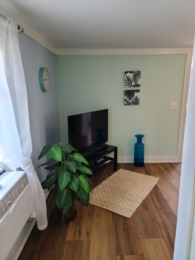 4K Smart TV - 2106 Chatham St