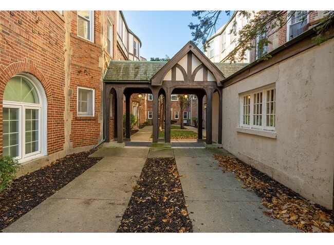 Building Photo - 918 Green Bay Rd