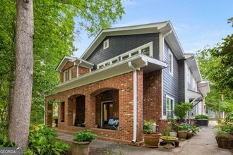 Building Photo - 827 Monroe Dr