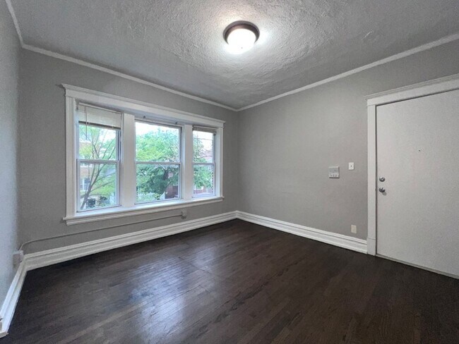 Foto del edificio - 2707 E 78th St