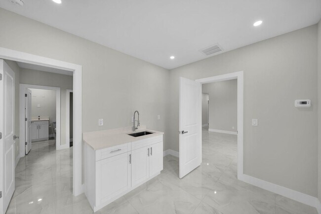 Building Photo - 462 Lampion Ave S