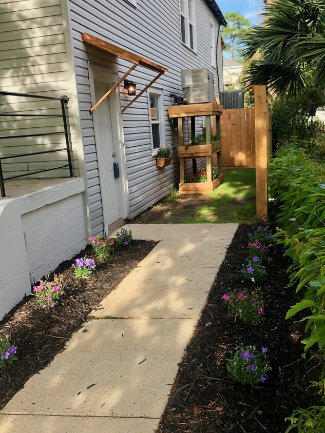 Unit 2: Entrance Walkway - 5869 Colbert St