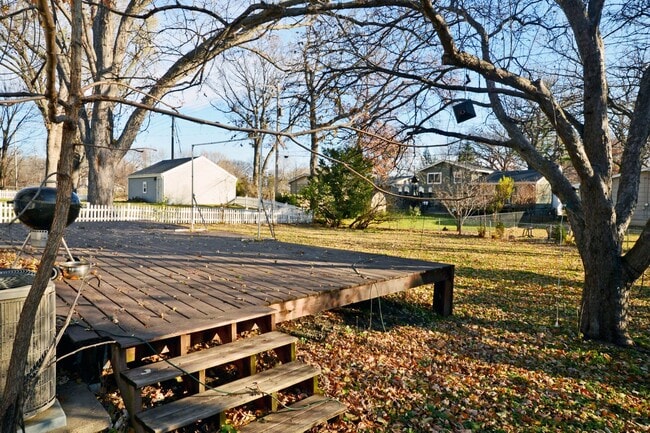 Building Photo - Spacious 4-Bed, 3-Bath Haven with Expansiv...