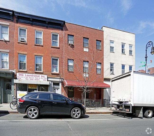 Building Photo - 284 Smith St