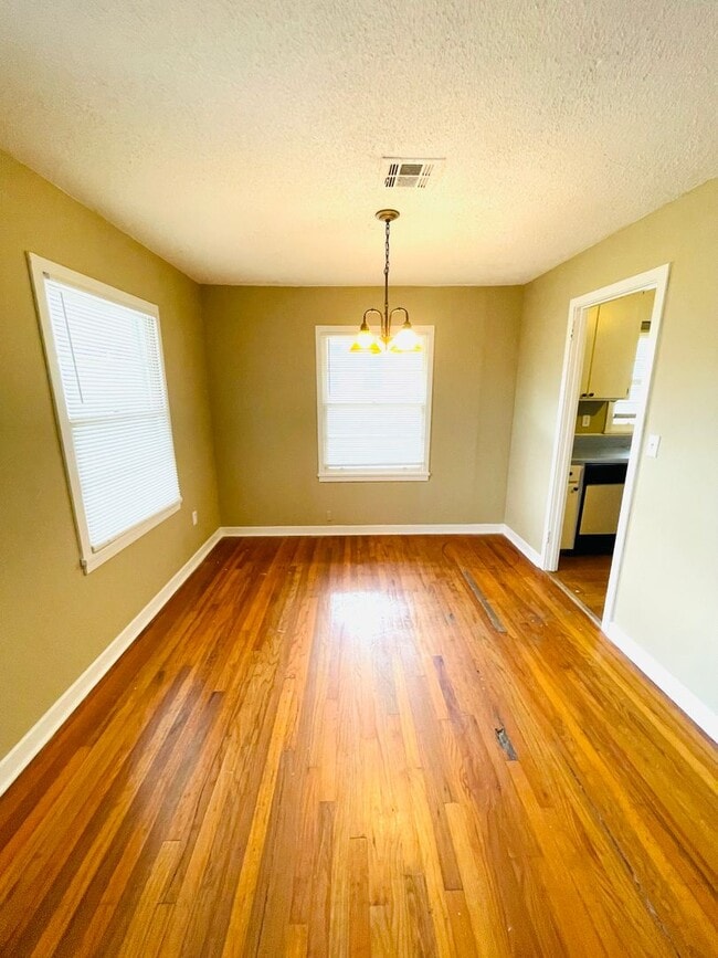 Building Photo - ** 3 bed 1.5 bath located in Forest Hills ...
