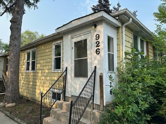 Building Photo - 926 E St Charles Rd