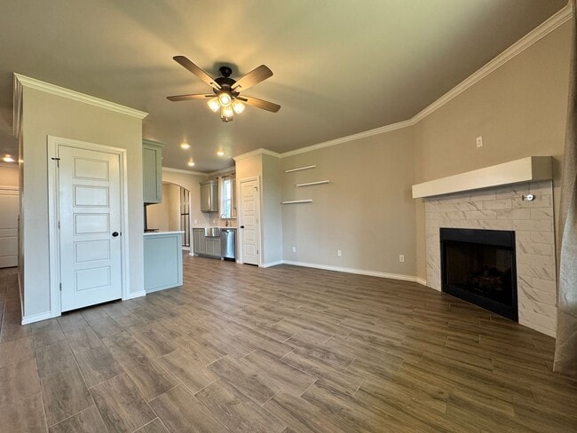 Building Photo - Spacious 3-Bedroom Home with Designer Kitc...