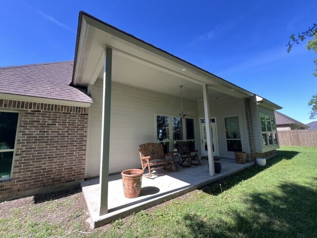 Foto del edificio - Luxury 4 Bedroom Home in Zachary’s Audubon Lakes