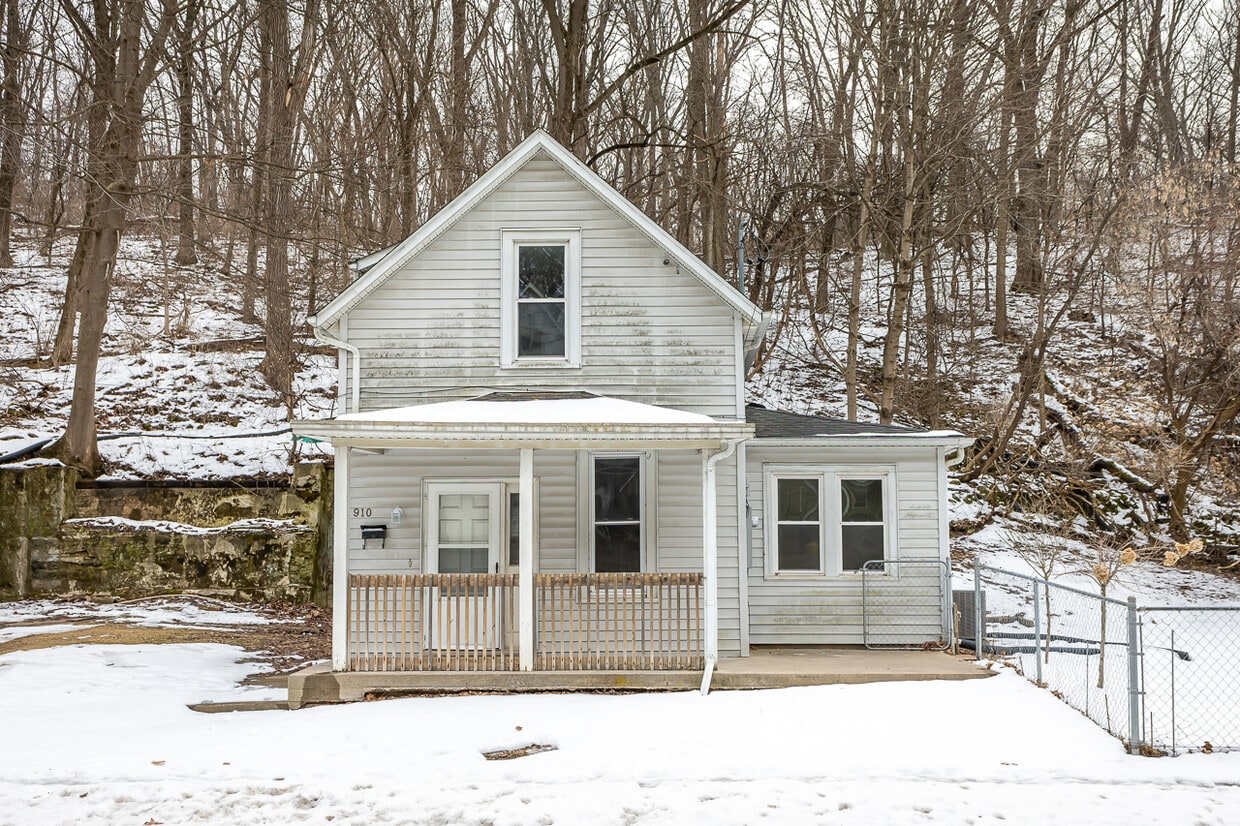 910 W Locust St, Dubuque, IA 52001 House Rental in Dubuque, IA