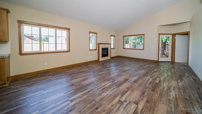 Foto del edificio - Custom & upgraded 3 bed 2 bath rambler w/ 1 car garage!