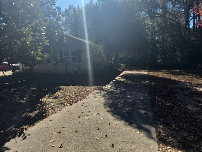 Foto del edificio - 1 bed 1 bath duplex Right off Garners Ferry Minutes from all the shopping and dinning