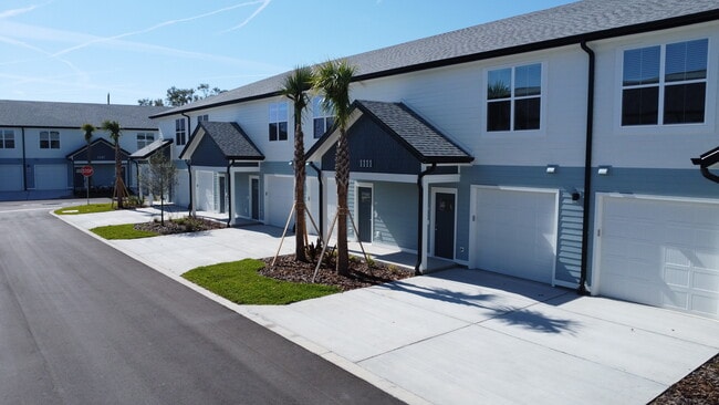 Building Photo - Lake Tavares Townhomes