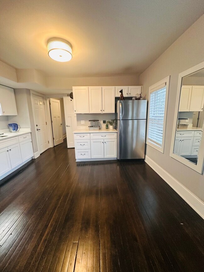 Foto del edificio - 8133 Laramie Ave